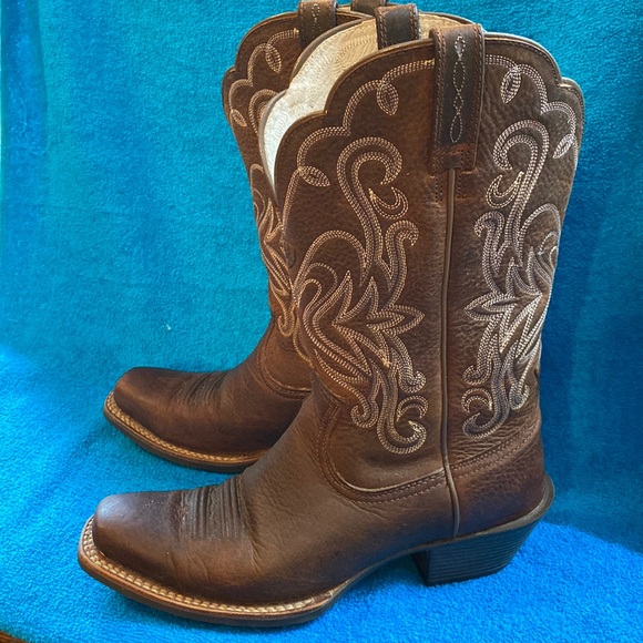 Ariat Shoes - Women’s Ariat boots size 6 1/2 B nice